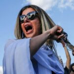 Une femme se coupe les cheveux lors d'une manifestation à Istanbul, le 2 octobre 2022 © Dilara Senkaya
