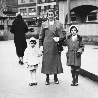 Anne Frank avec sa mère et sa soeur