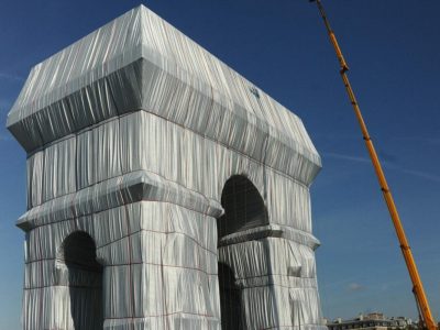 L’Arc de Triomphe Wrapped réinventé par Christo et Jeanne-Claude 1961-2021